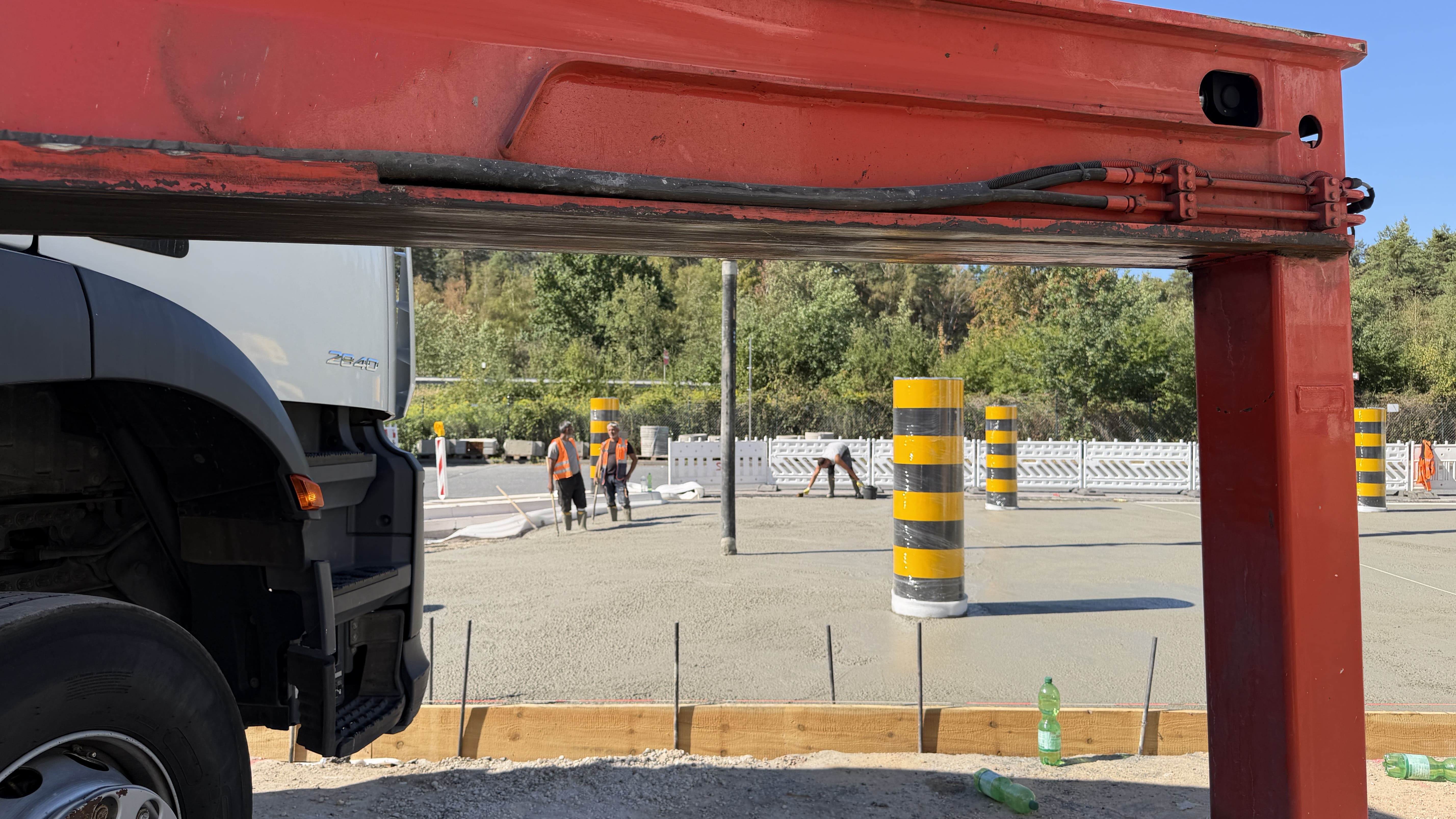 Bauarbeiter bei Betonagearbeiten für ein Logistikzentrum in Rodgau.